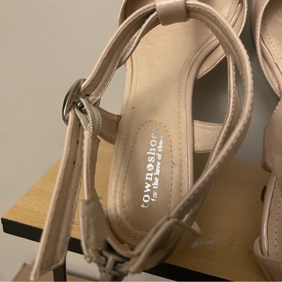 Town Shoes Chic Nude T-Strap Low Heel - Size 9 - Picture 14 of 16